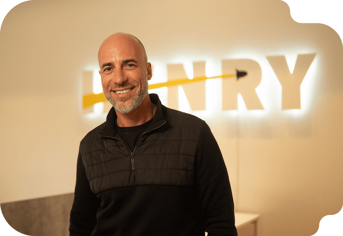 Joven estudia remoto la carrera de Data Engineer en Henry