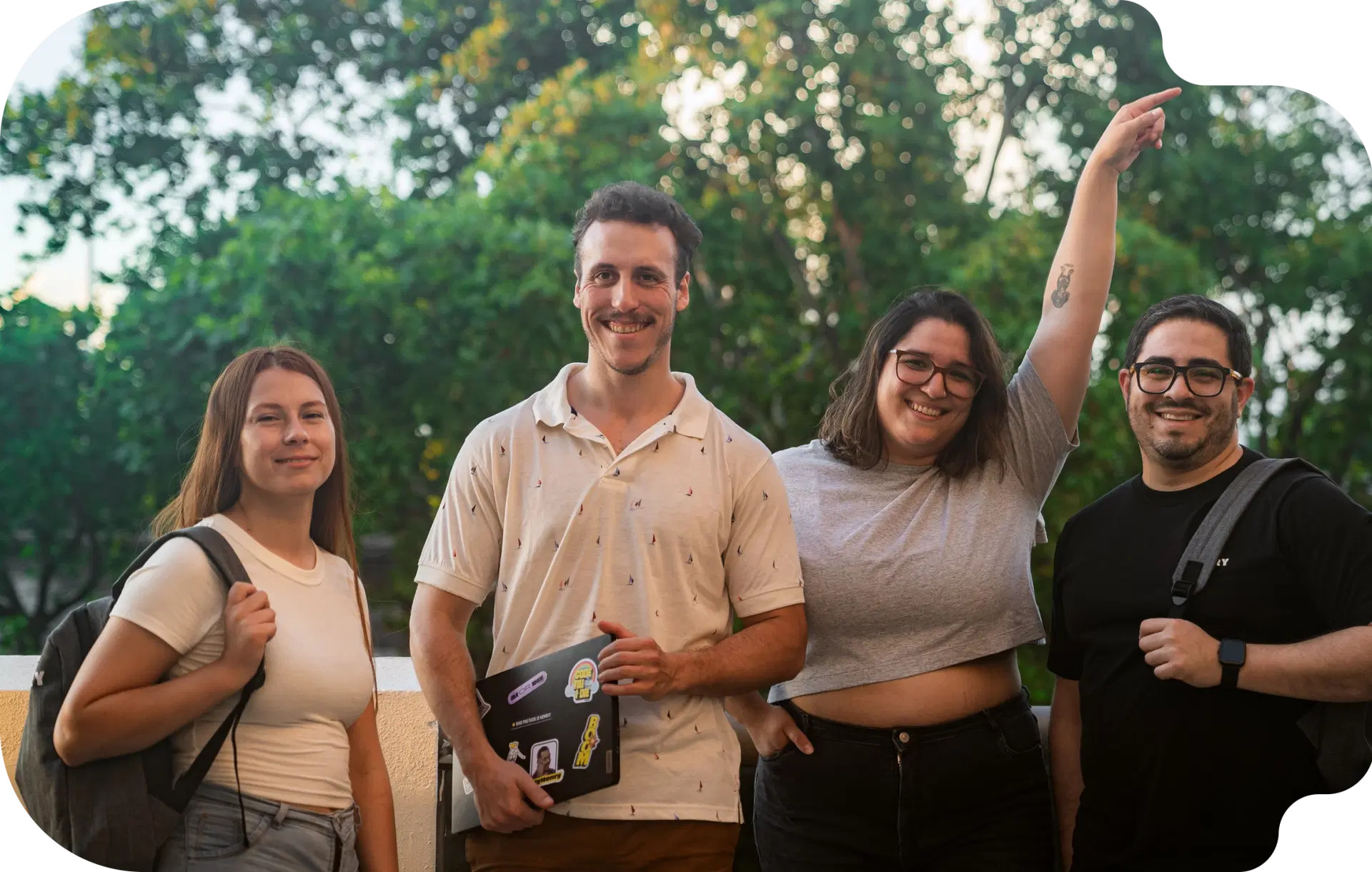 graduados del bootcamp de Henry mientras trabajan en equipo en una oficina de tecnología