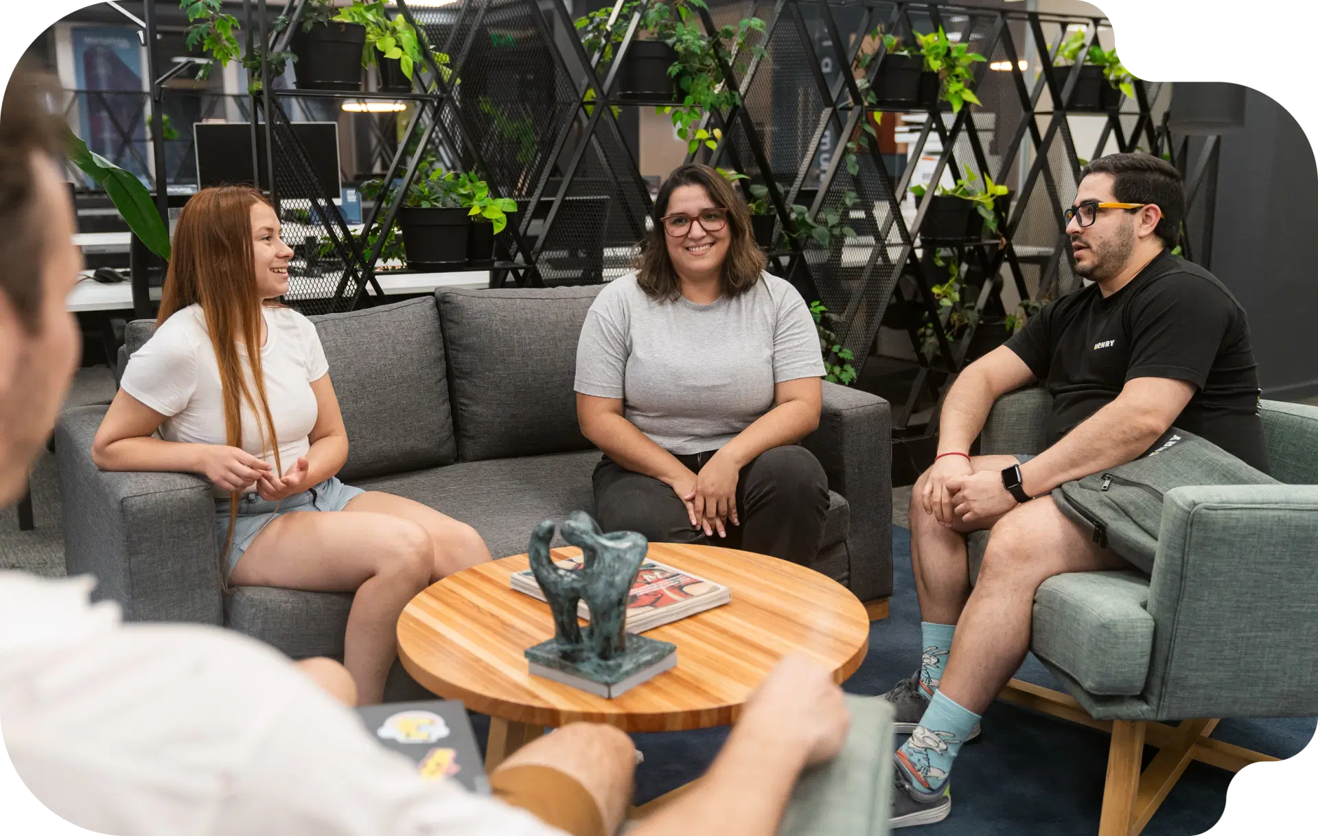 graduados del bootcamp de Henry mientras trabajan en equipo en una oficina de tecnología