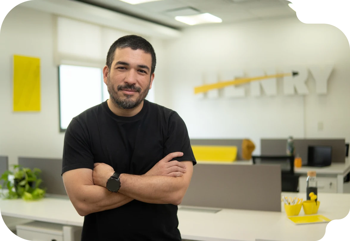Alexander Vicondoa, experto de AI Engineering, en la oficina de Henry