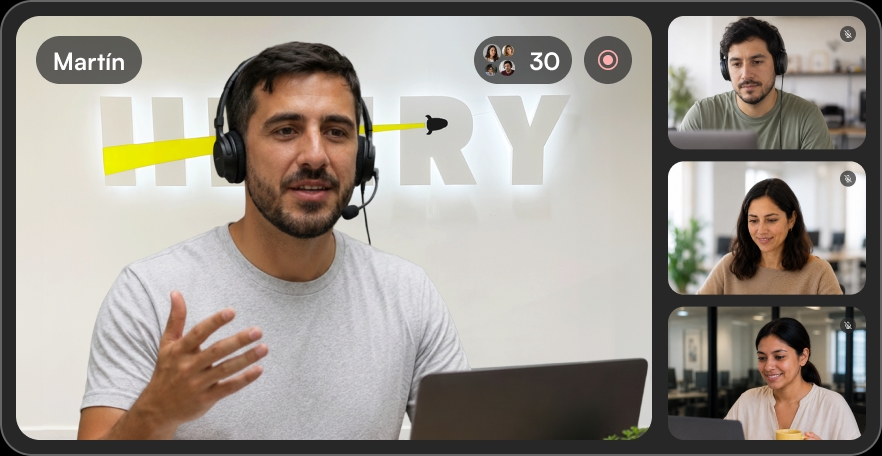 Clase en vivo por videollamada: quien enseña habla con auriculares frente a su laptop y tres estudiantes la siguen desde sus cámaras.