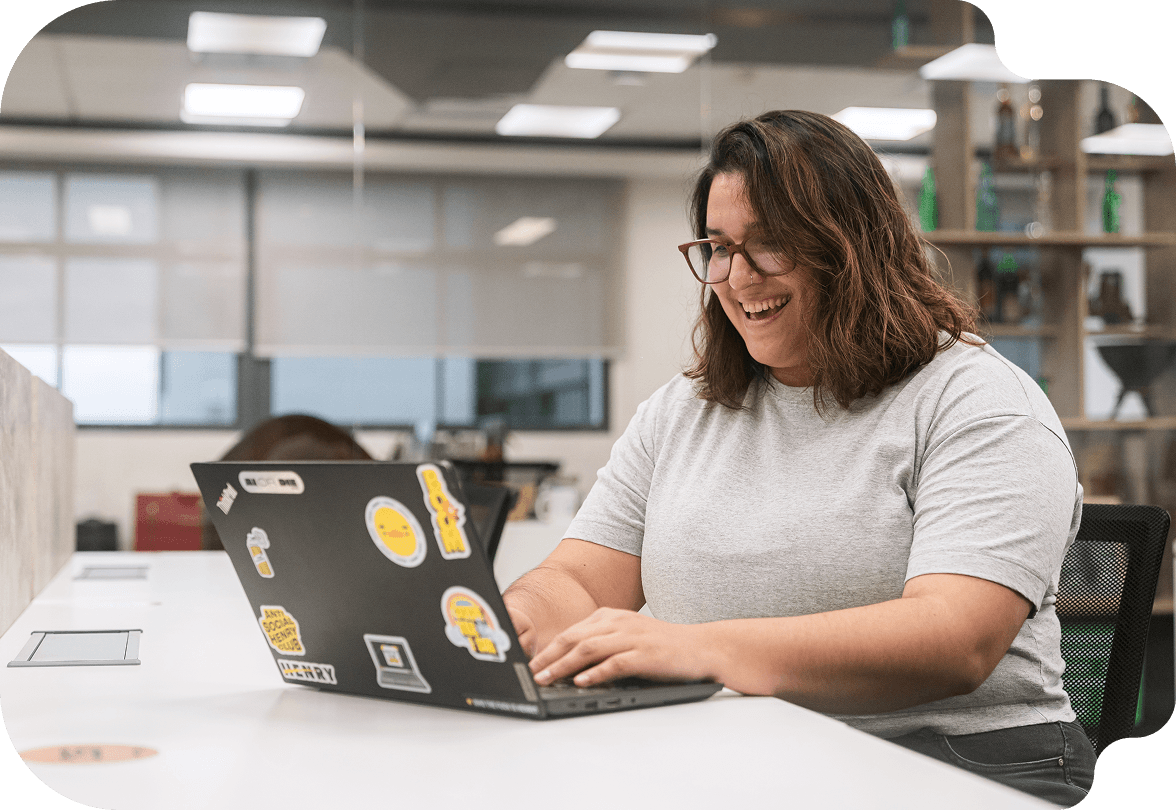 Joven estudia remoto la carrera de Desarrollador Web Full Stack de Henry