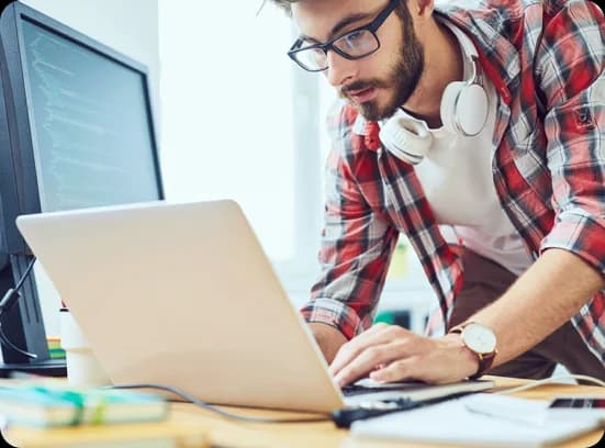 Hombre estudia remoto la carrera de Data Science en Henry y se convierte en Científico de Datos