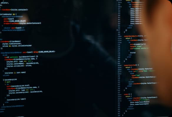 Hombre estudia remoto la carrera de Desarrollo Web Full Stack en Henry y se convierte en Back End developer