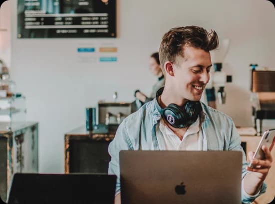 Hombre estudia remoto la carrera de Data Science en Henry y se convierte en Científico de Datos
