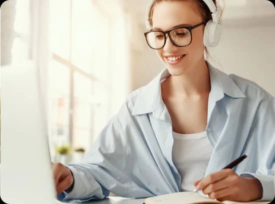 Mujer estudia remoto la carrera de Data Science en Henry y se convierte en Científico de Datos