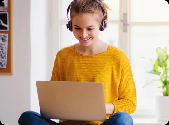 Mujer estudia remoto la carrera de Data Science en Henry y se convierte en Científico de Datos